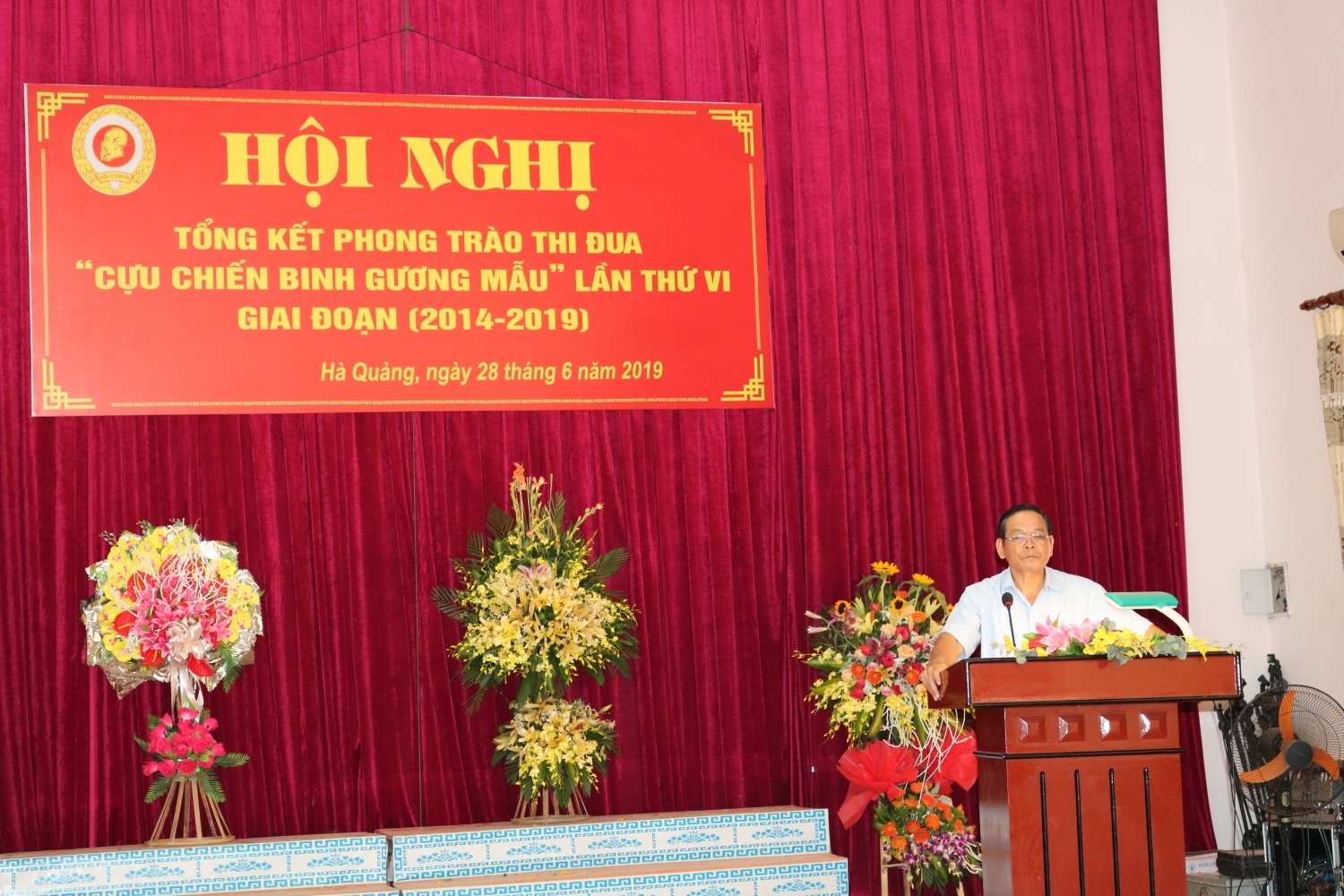 Đồng chí Trần Văn Bộ, Ủy viên Ban Thường vụ Huyện ủy, chủ tịch Hội đồng  Nhân dân huyện Hà Quảng, phát biểu tại hội nghị