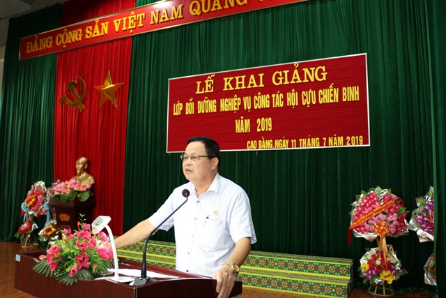 Đồng chí Đại tá Nguyễn Trung Bộ, Phó chủ tịch Hội Cựu chiến tỉnh  phát biểu khai giảng lớp bồi dưỡng