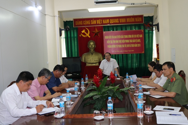 Đồng chí Đại tá Nguyễn Văn Tới, Phó Trưởng Ban Tuyên giáo Trung ương Hội CCB Việt Nam quán triệt các nội dung trong buổi làm việc
