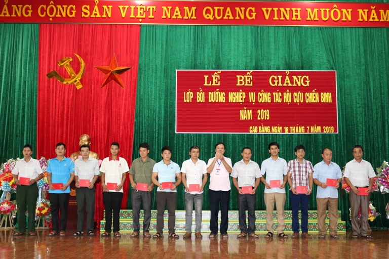 Đồng chí Nông Văn Tiềm, Phó Hiệu trưởng Trường Chính trị Hoàng Đình Giong trao chứng chỉ cho các học viên