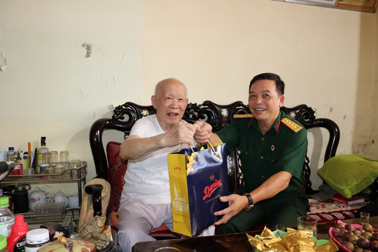 Hội Cựu chiến binh tỉnh thăm hỏi, tặng quà thân nhân gia đình  Thương binh - Liệt sỹ