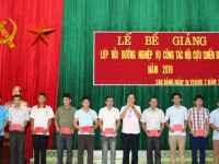 Đồng chí Nông Văn Tiềm, Phó Hiệu trưởng Trường Chính trị Hoàng Đình Giong trao chứng chỉ cho các học viên