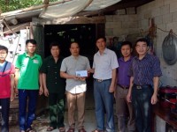 Thường trực Huyện Hội và lãnh đạo Hội CCB xã trao quà của cán bộ, hội viên CCB xã cho gia đình đồng chí Hoàng Khánh Vịnh