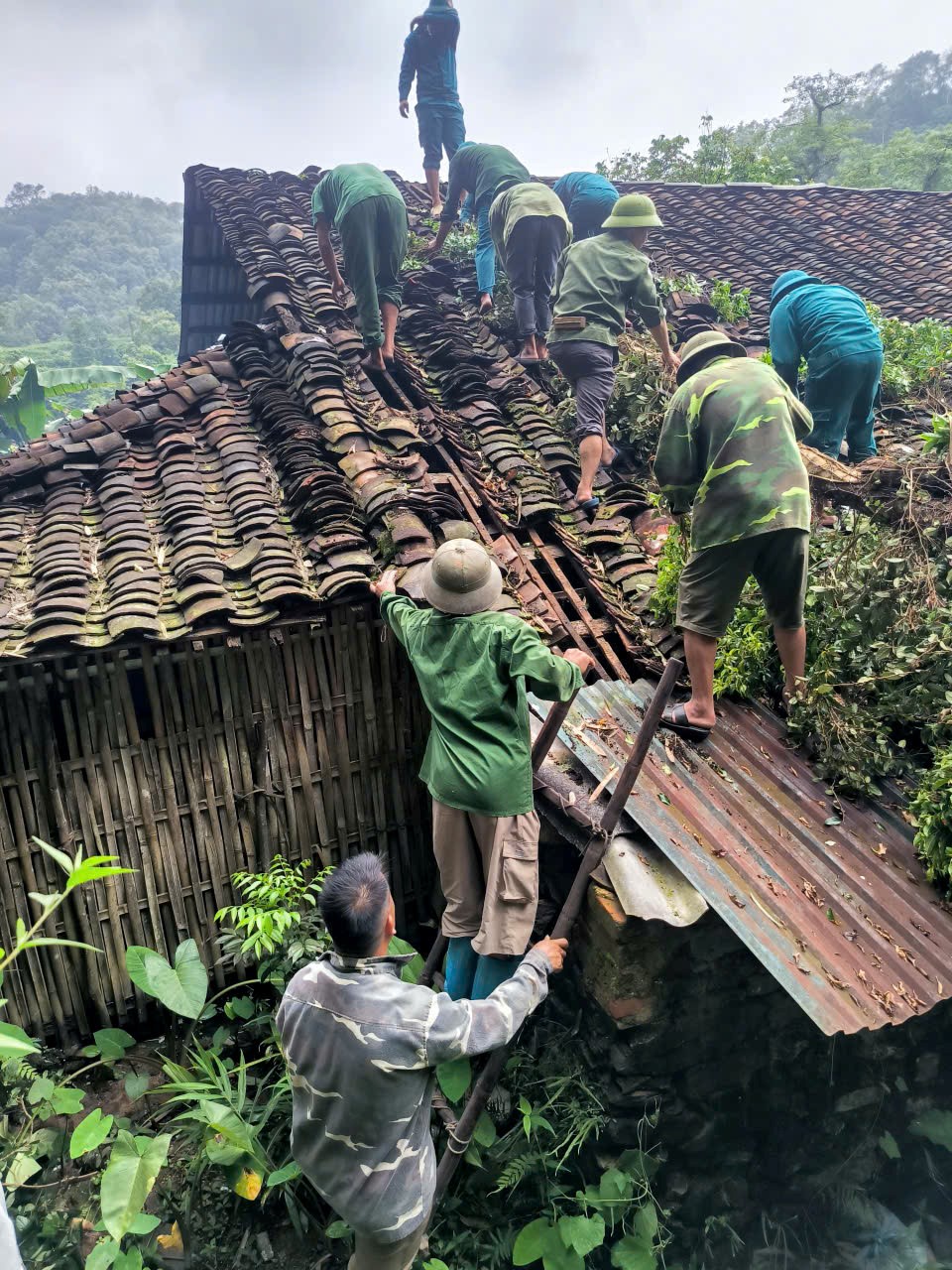 Hội Cựu chiến binh xã Quang Long giúp hội viên sửa mái nhà